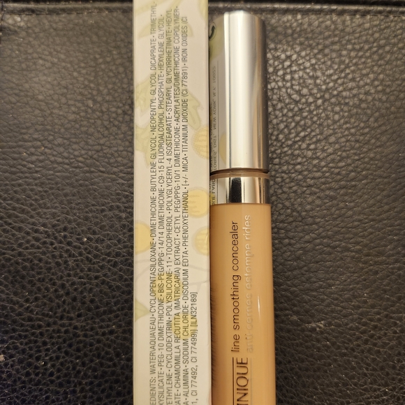 Clinique Line Smoothing Concealer In 04 Medium - Picture 3 of 5